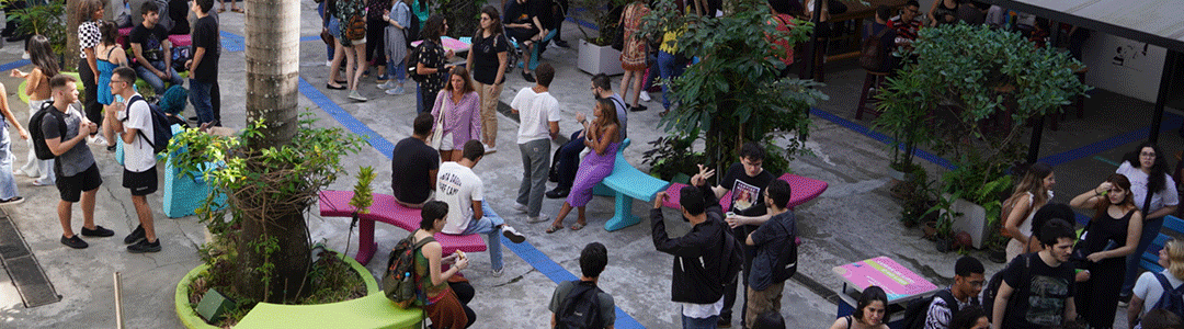 Estudantes conversando no pátio